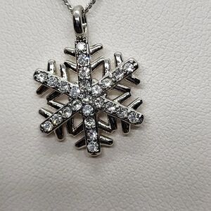 NEW, SGS MARKET, 18K WHITE GOLD PLATED & SWAROVSKI ELEMENT SNOWFLAKE PENDANT